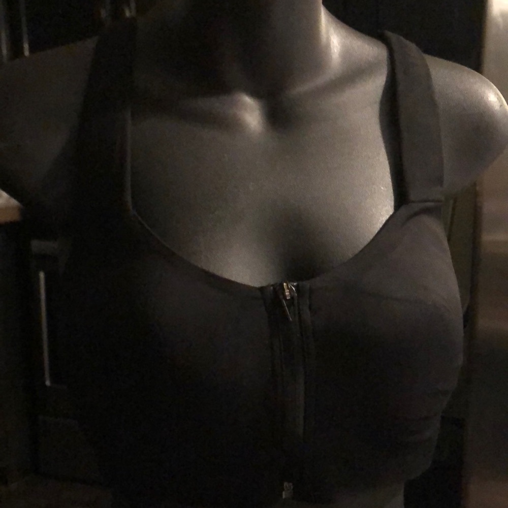 🚨B2G1 New VICTORIA SECRETS Black Zip Up Bra